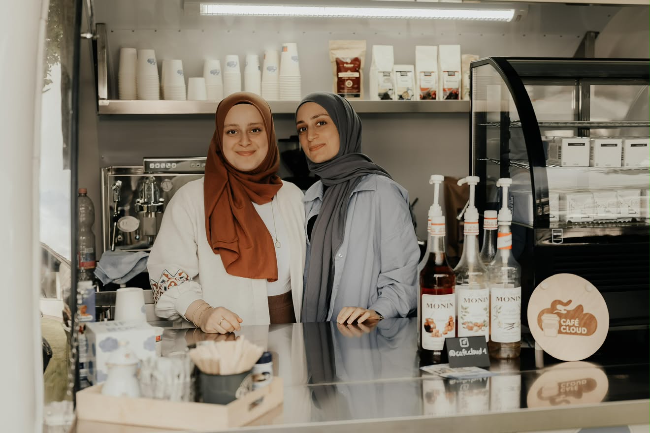 Sümeyra und Melek, die Gründerinnen von Café Cloud, hinter ihrer Kaffeebar