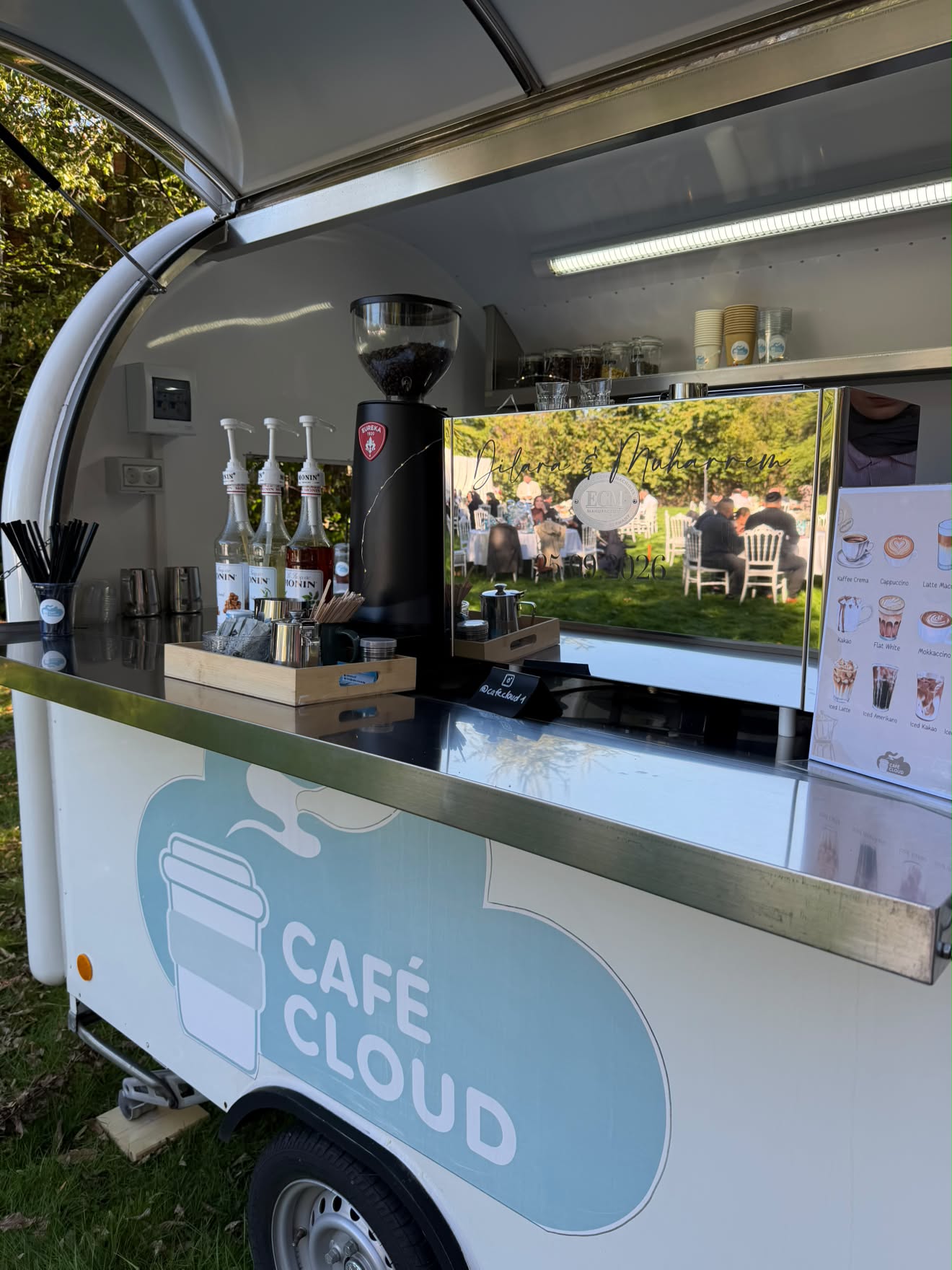 Café Cloud Kaffeewagen mit Siebträgermaschine, Sirupflaschen und Getränkekarte